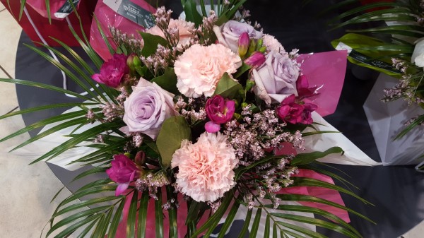 bouquet roses limonium oeillets freesia dome fleurs clermont ferrand 63