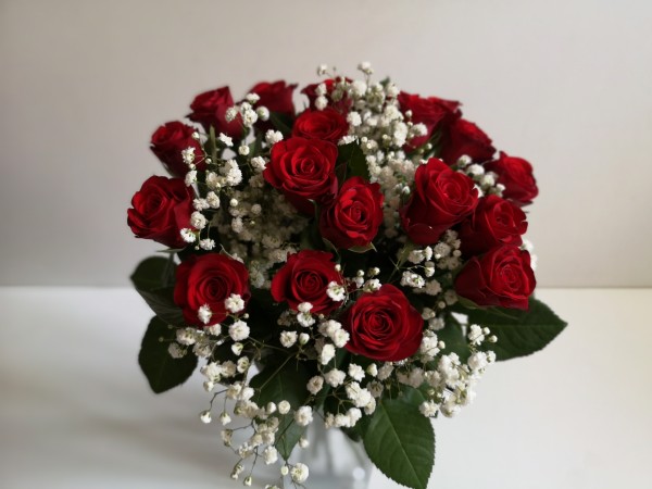 Bouquet de roses et gypsophile