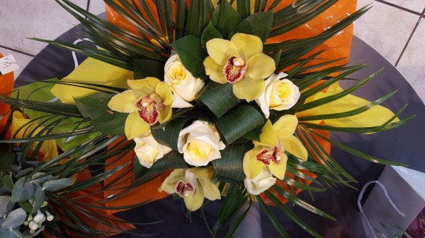 bouquet en réserve d'eau rose orchidée cymbidium dome fleurs clermont ferrand 63