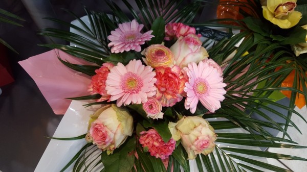 bouquet en réserve d'eau rose germini renoncule oeillet dome fleurs clermont ferrand 63
