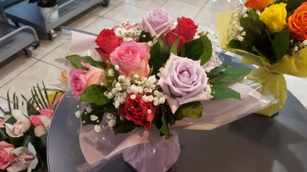 bouquet en réserve d'eau roses et gypsophile