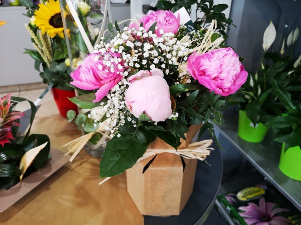 bouquet de pivoines roses et gypsophile blanc en vase écologique dome fleurs clermont ferrand 63
